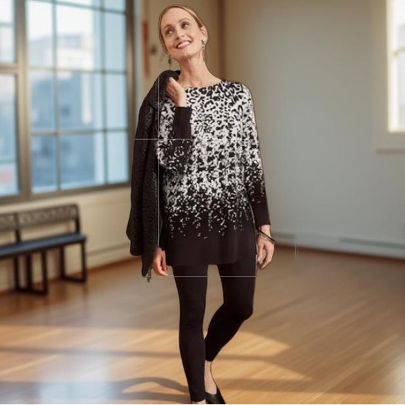Chico's Drifting Snow Animal Print Sweater/Tunic Black and White Size 1/8-10 - Picture 6 of 8